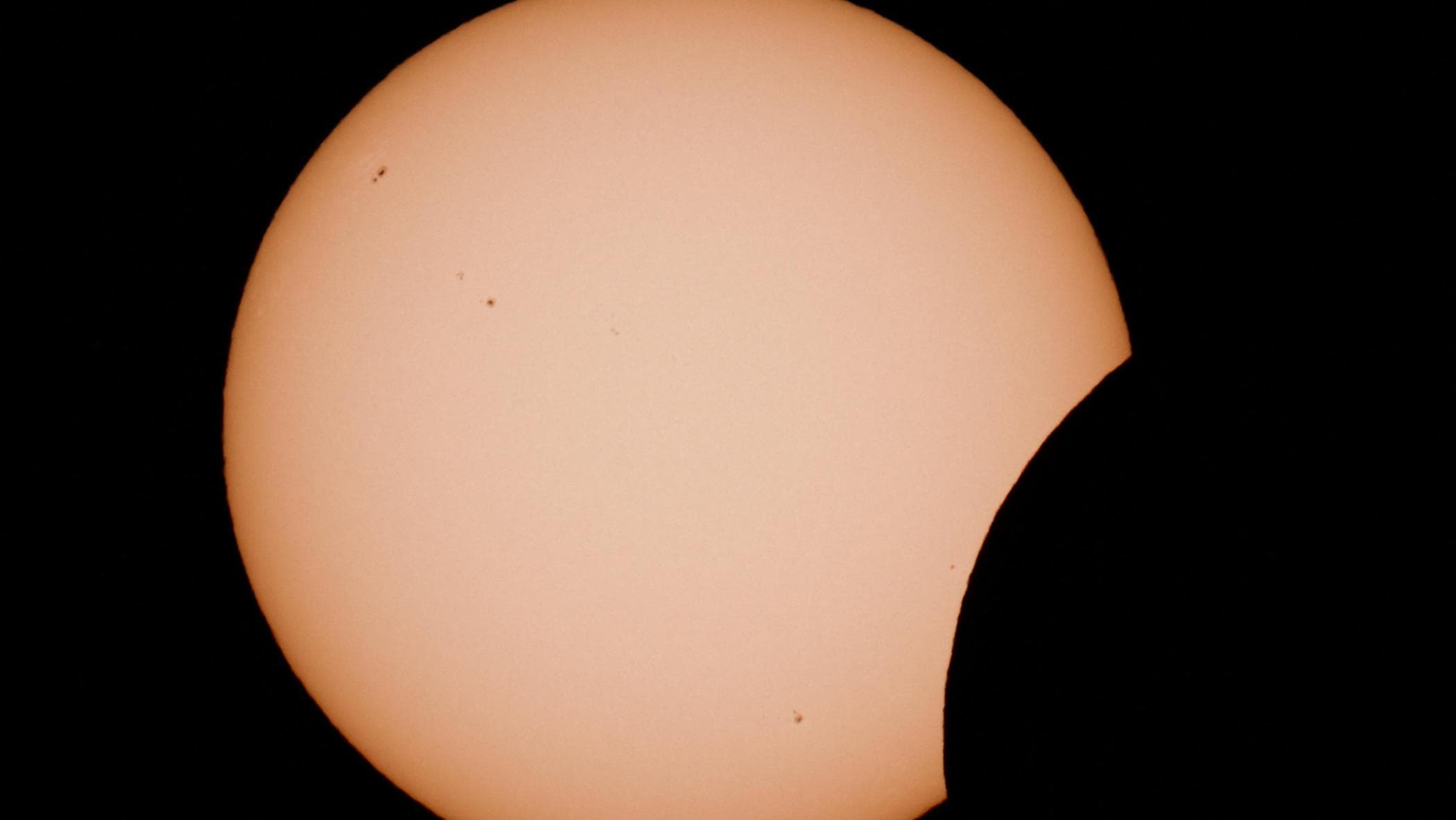 L’eclissi è iniziata nel mare di Bering. Il suo percorso verso la Spagna. Visibile anche in Italia