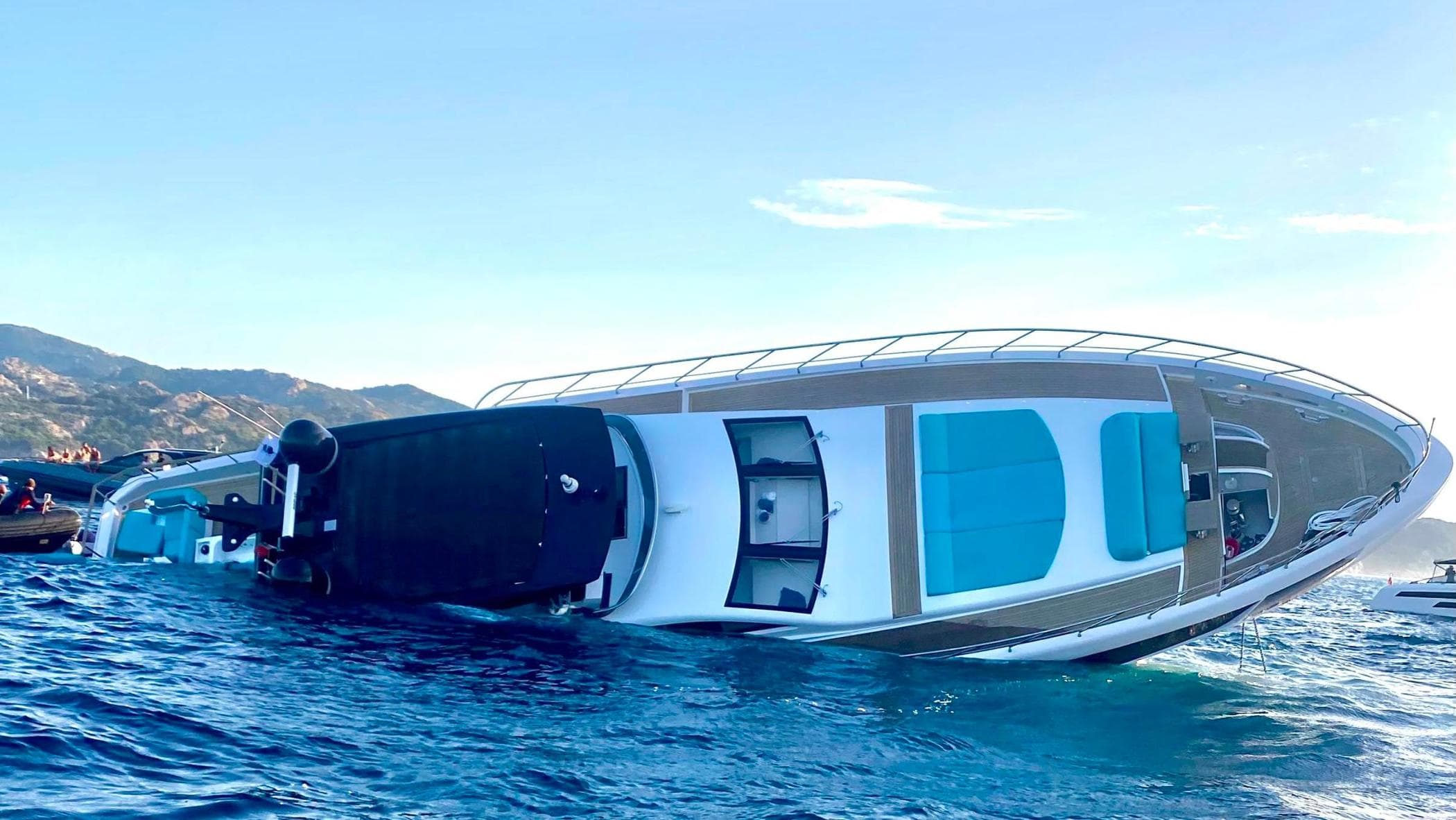 Yacht di 30 metri affonda a Porto Cervo