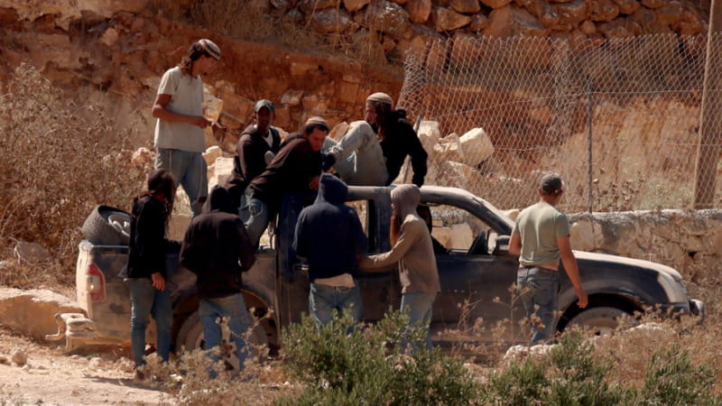Anteprima: Due famiglie palestinesi assediate in Cisgiordania e alcuni soldati Idf pregano con i col…