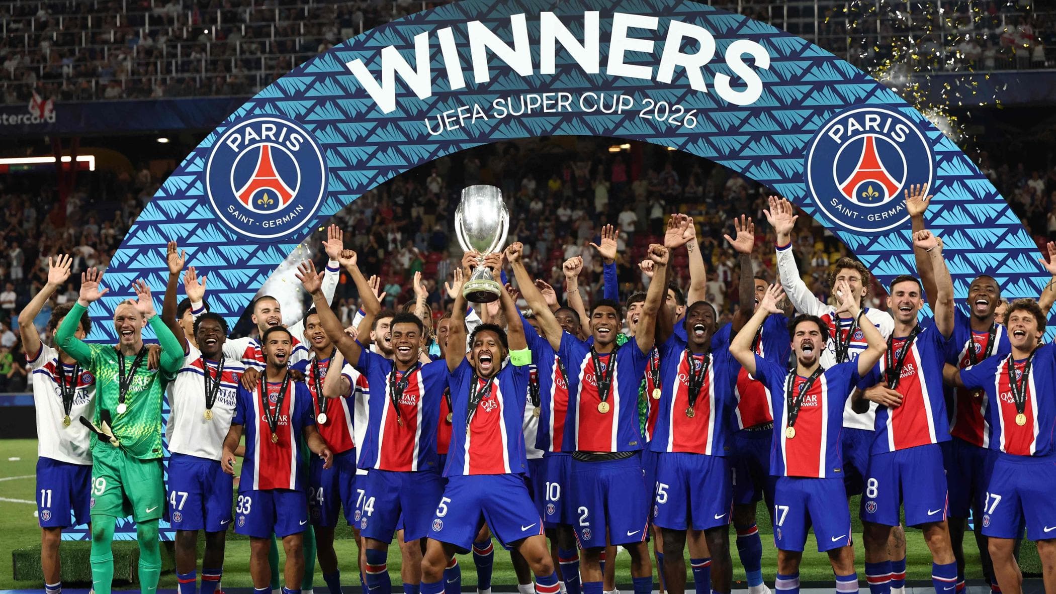 kvara e dou233 festa del psg l8217aston villa battuto 2 1 la supercoppa parla ancora francese da Repubblica.it kvara e dou233 festa del psg l8217aston villa battuto 2 1 la supercoppa parla ancora francese