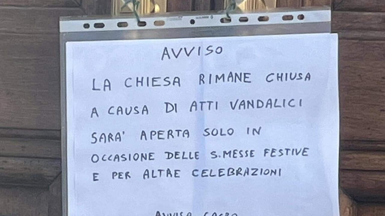 L'avviso apparso sul portone della Chiesa di San Pietro in Vincoli a Torino nel febbrario 2025