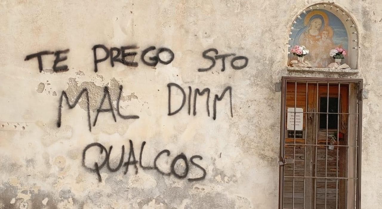Scritte sul muro di una chiesa nel Salento