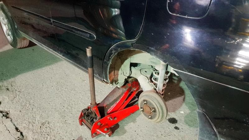 Calabria, incidente in un’officina: cede il cric e meccanico di 31 anni muore schiacciato da un’auto