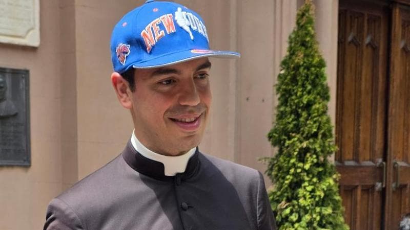 (Don Luigi con una maglietta dei Knicks, squadra di basket di New York. A giugno ha anche organizzato un incontro con i calciatori in città per i Mondiali)