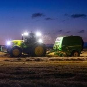 Troppo caldo, si lavora di notte: l’agricoltura cambia ritmo