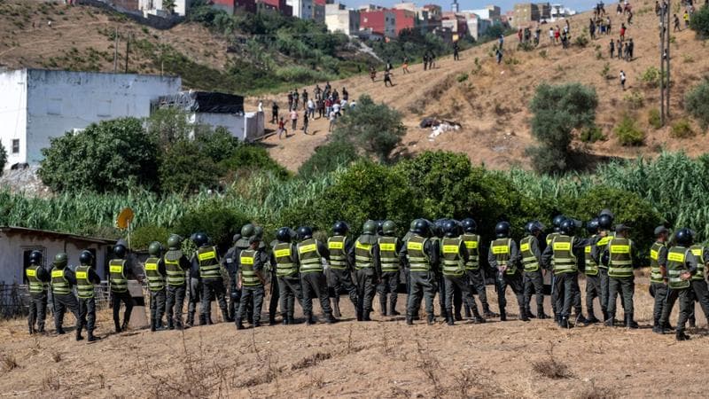 Anteprima: Ceuta, il Marocco carica con gas lacrimogeni decine di migranti che si dirigevano verso l…
