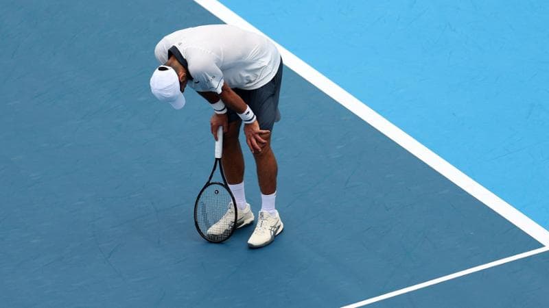 Djokovic piegato sulle gambe