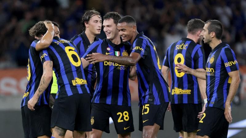 Stones festeggiato dai compagni