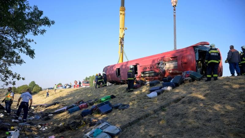 Anteprima: Ungheria, autobus si ribalta in autostrada e precipita in un fosso: 12 morti e decine di…