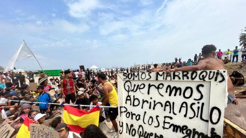 “Chiediamo asilo, viva Sánchez”: la manifestazione in spiaggia a Ceuta dei migranti marocchini