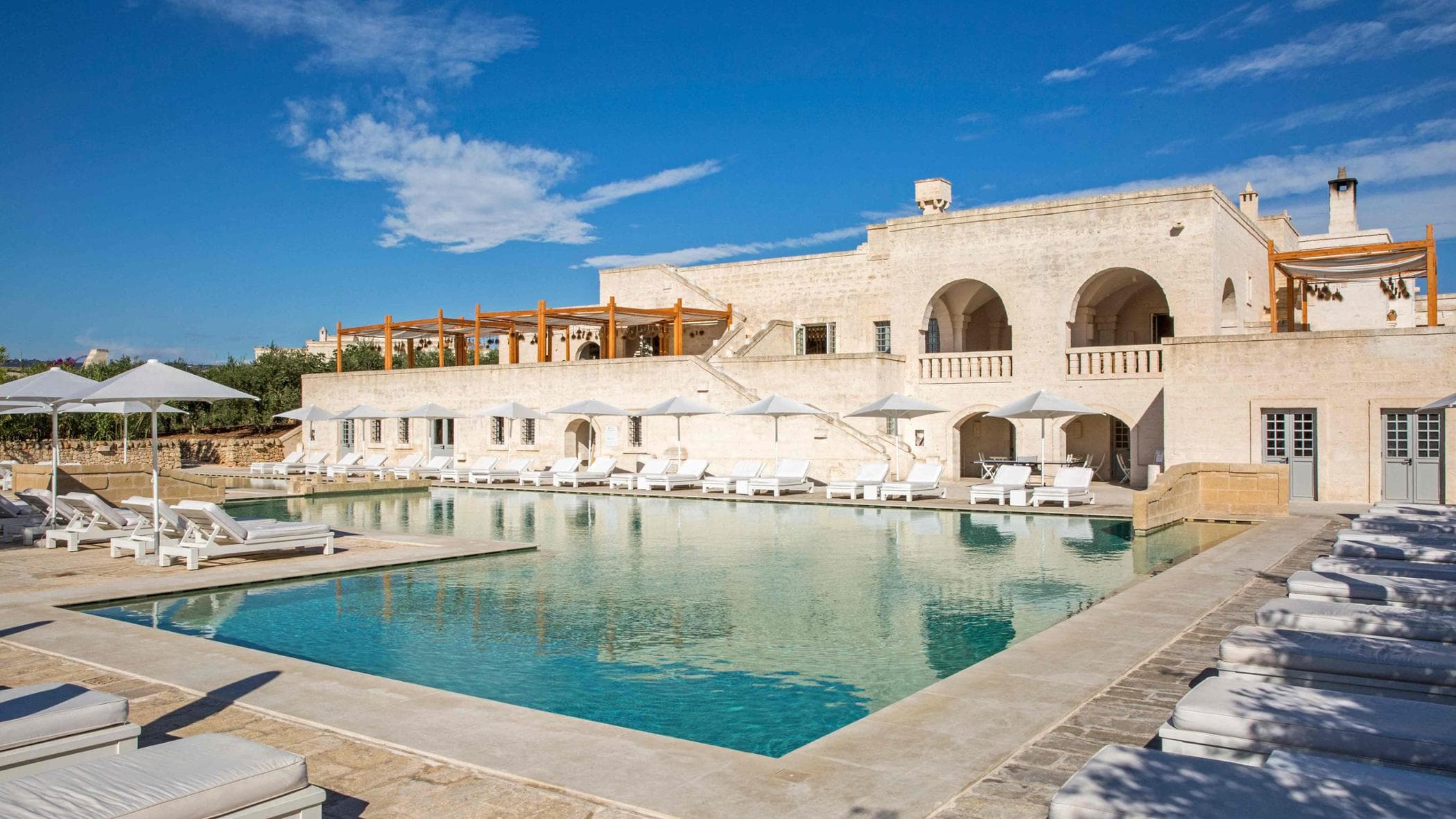Depistaggi e “apparizioni”, Meloni in vacanza in Puglia tra mare e il resort del G7