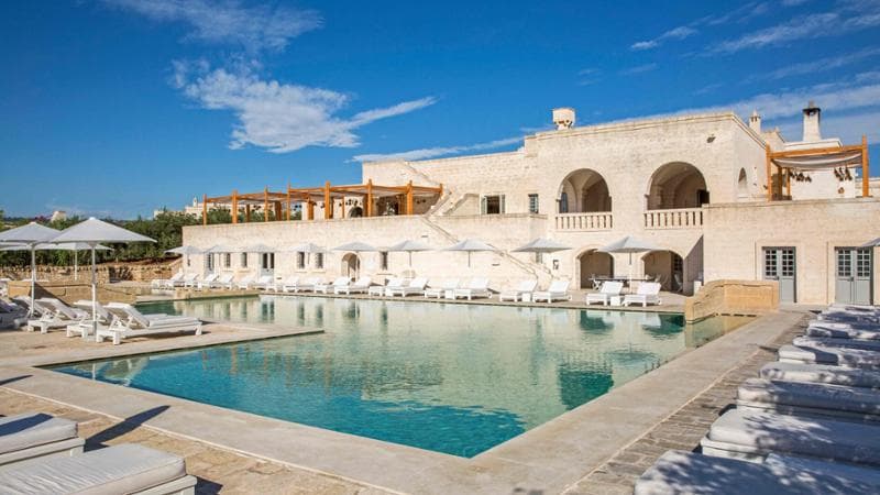 Depistaggi e “apparizioni”, Meloni in vacanza in Puglia tra mare e il resort del G7