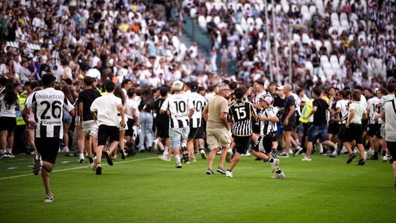 La festosa invasione dei tifosi della Juve