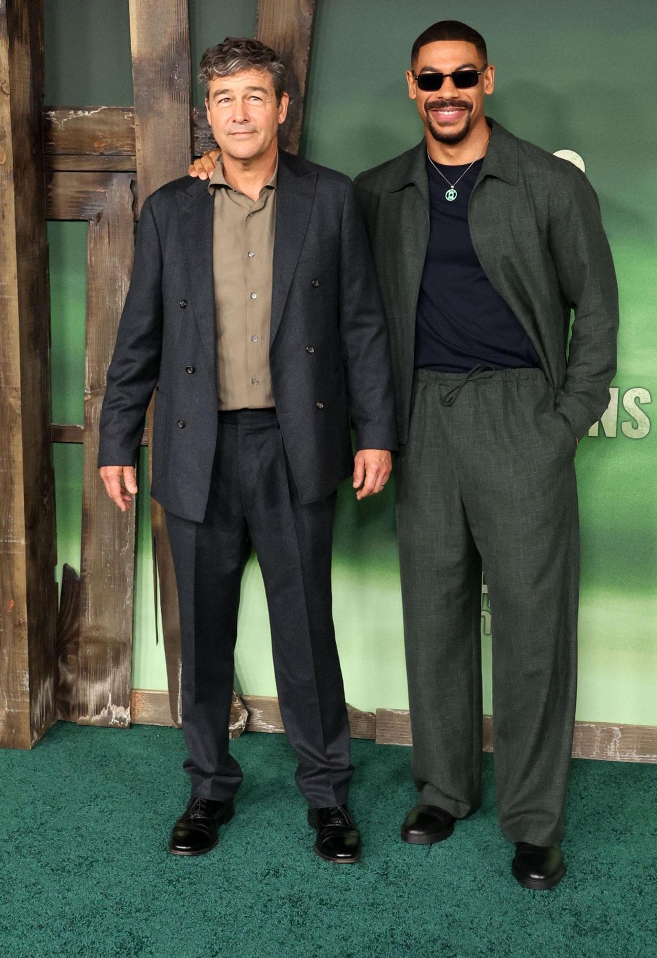 Kyle Chandler e Aaron Pierre durante il photocall della premiere americana della serie tv Lanterns , Los Angeles