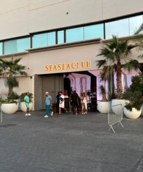 L'esterno del locale Seasea Club teatro dell'aggressione
