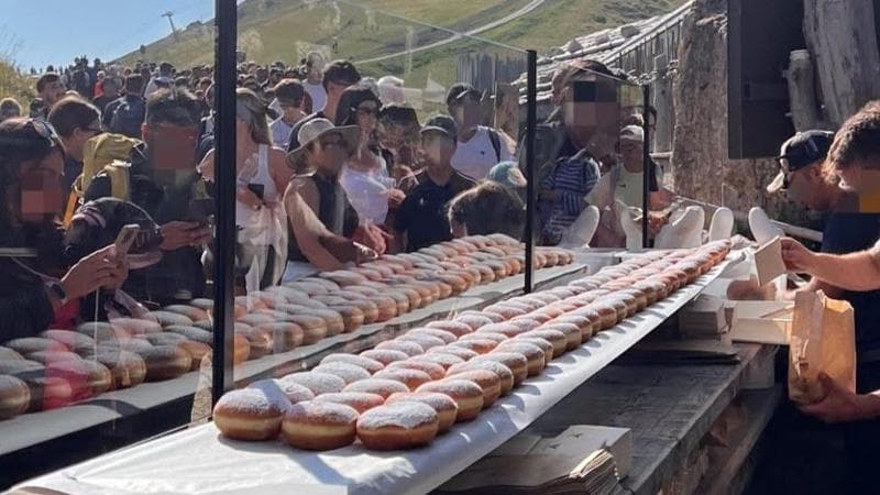 Anteprima: Influencer pubblica la foto di un bombolone: preso d’assalto un rifugio sulle Dolomiti