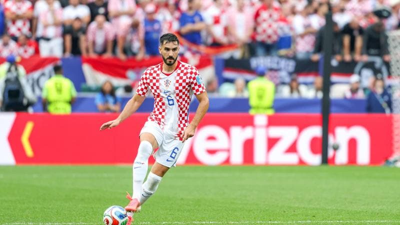 Josip Sutalo con la maglia della Croazia

