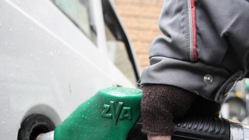 Rientro amaro per gli automobilisti: la benzina sopra i 2 euro anche sulla rete stradale