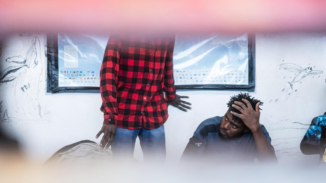 Anche Finlandia e Svezia trasferiscono i migranti in Italia. Schlein: “Clamoroso boomerang per la premier”