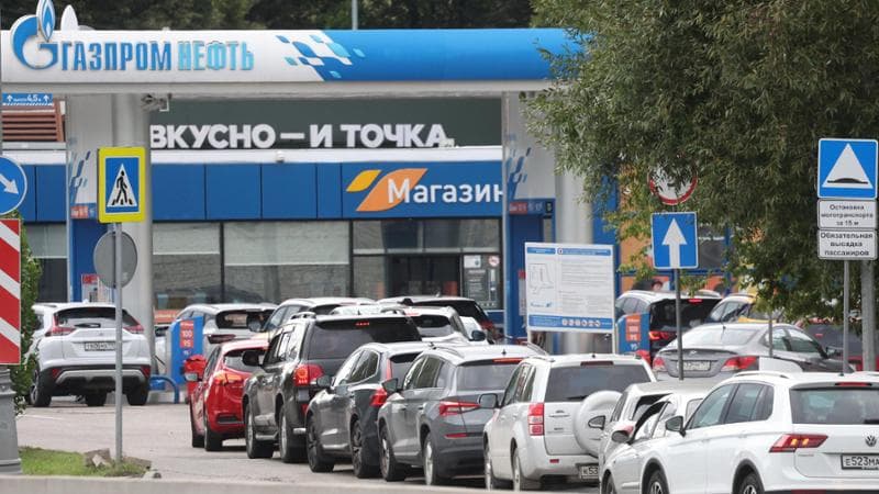 Benzina, russi in coda: i raid mettono in crisi il gigante del petrolio