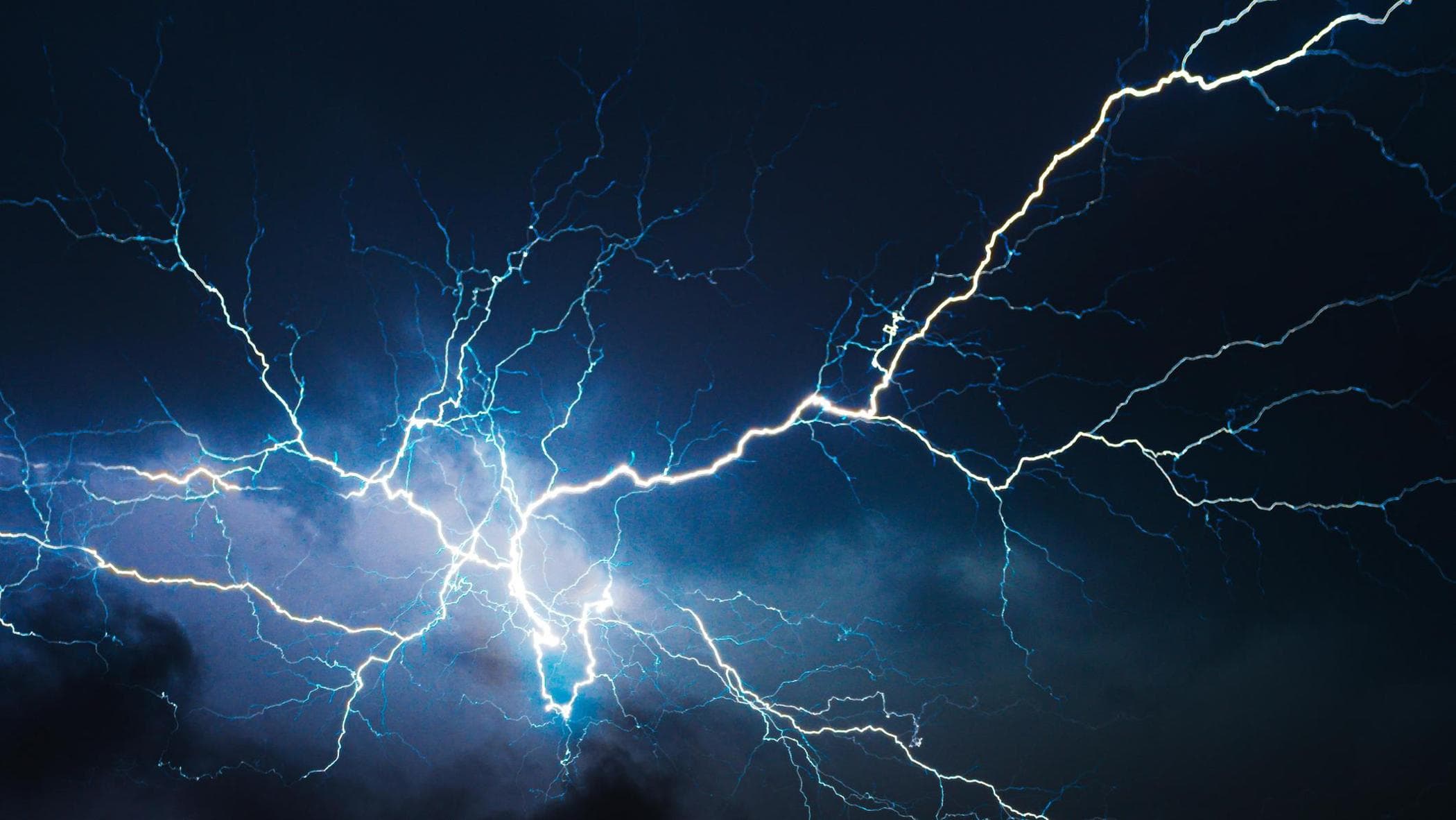 Meteo, oggi il maltempo si abbatte sull’Italia: temporali, fulmini, venti. Tutte le allerte