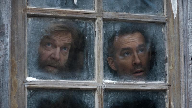 Kenneth Branagh, a sinistra, e Ryan Reynolds in una scena di Mayday. Il film, diretto e scritto da Jonathan Goldstein e John Francis Daley, sarà su Apple Tv dal 4 settembre.
