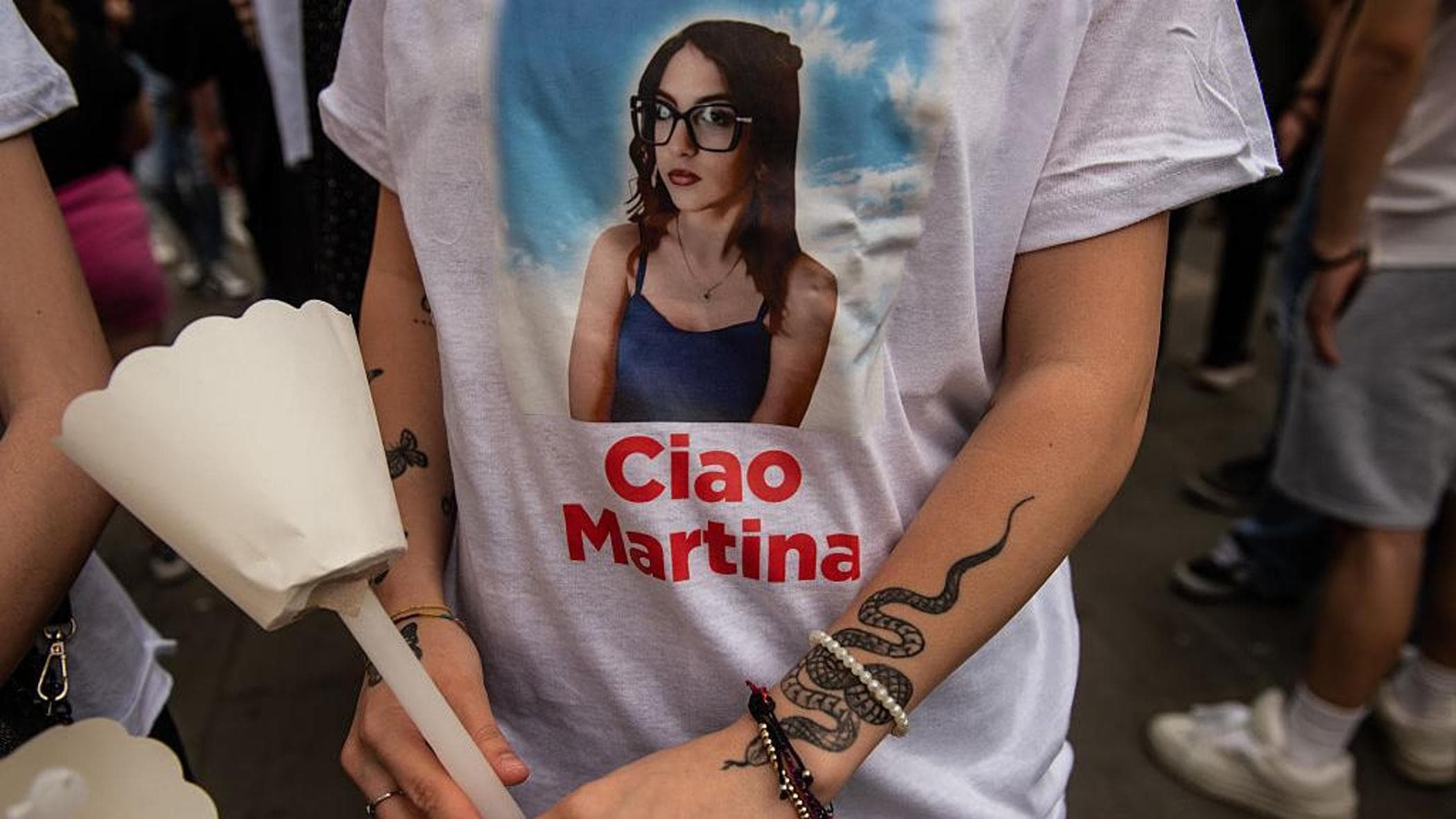 I peluche e una lapide. Quel che resta oggi di Martina, uccisa a 14 anni a colpi di pietra