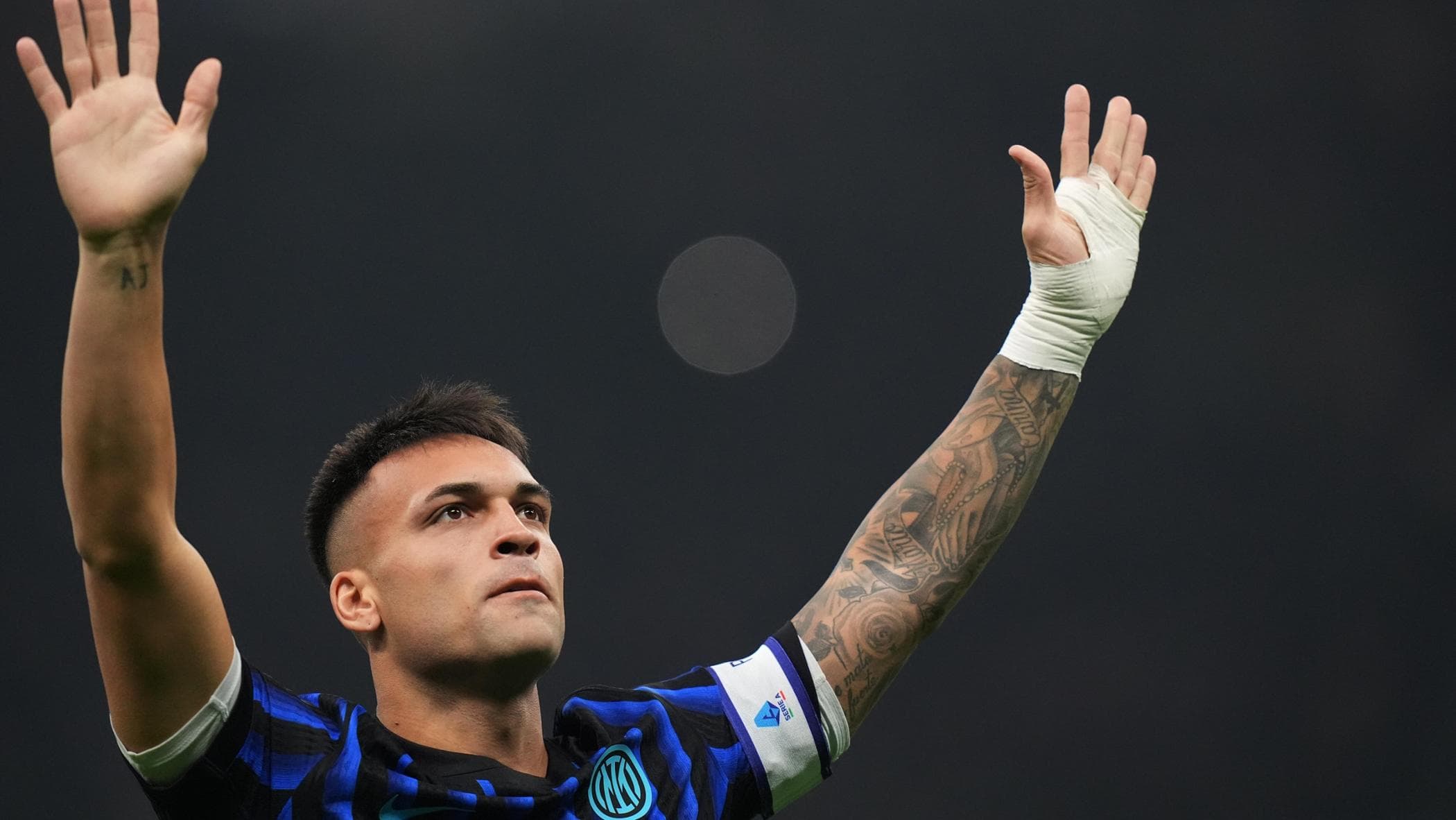 Il Barcellona vuole Lautaro, l’Inter parte con il brivido. Chivu: “Il mercato è bastardo”