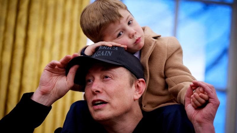 X è uno dei 14 figli di Elon Musk: qui è con lui nello Studio ovale della Casa Bianca nel febbraio del 2025, quando aveva cinque anni. Andrew Harnik/Getty Images