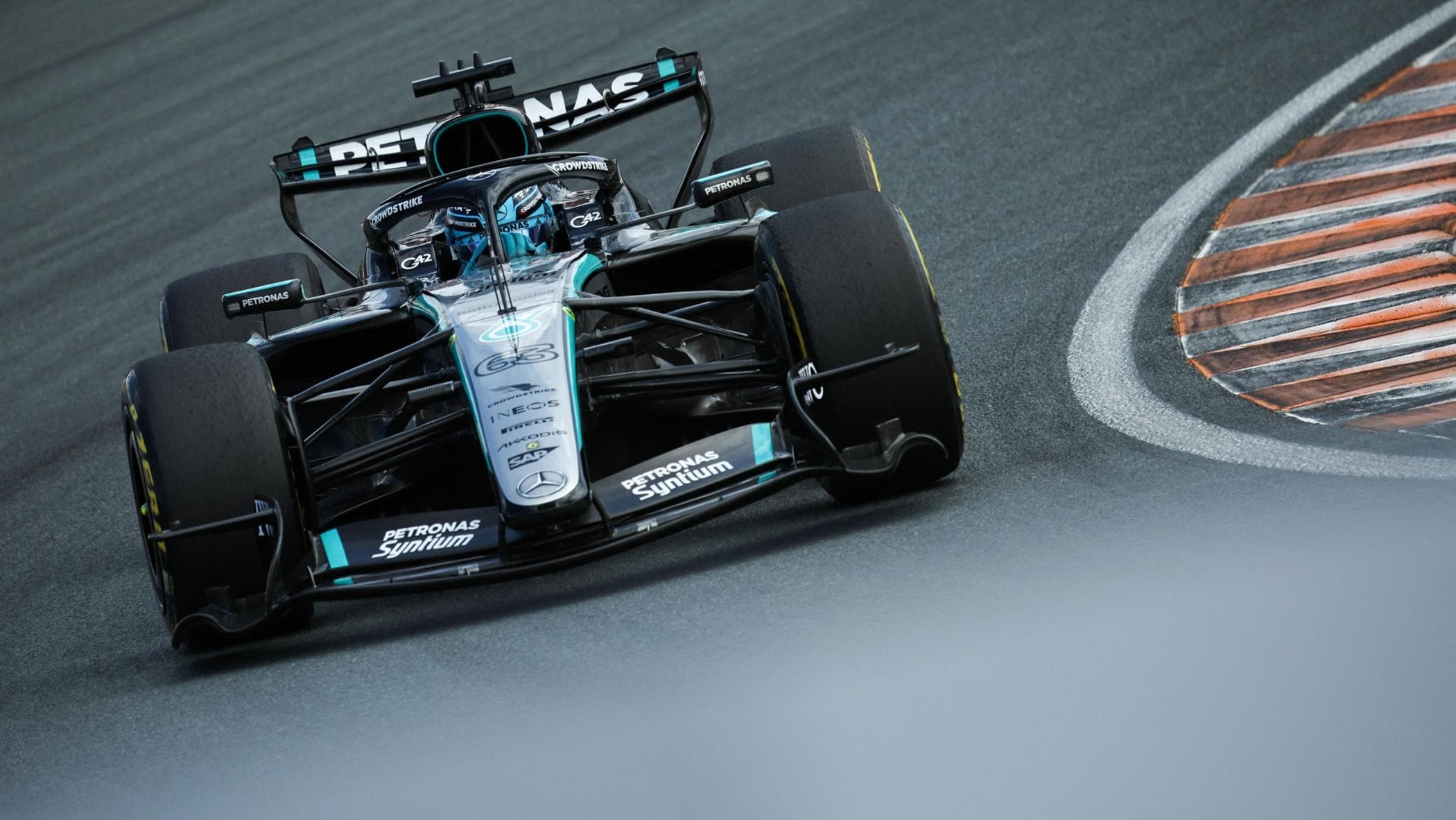 Russell leader, poi Norris. Leclerc 3° insidiato da Antonelli. La Sprint del Gp d’Olanda in diretta