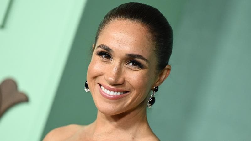 Copertina: Meghan, ritirata l’offerta per la serie “The Gentlemen”: troppe reazioni negative alla sua presenza