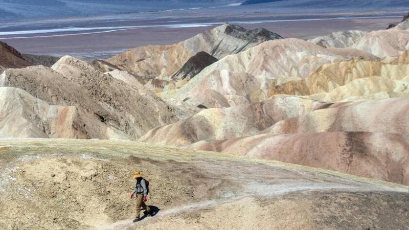 Anteprima: L’auto bloccata nel fango, fuori 47 gradi: turista francese muore nel parco della Death V…
