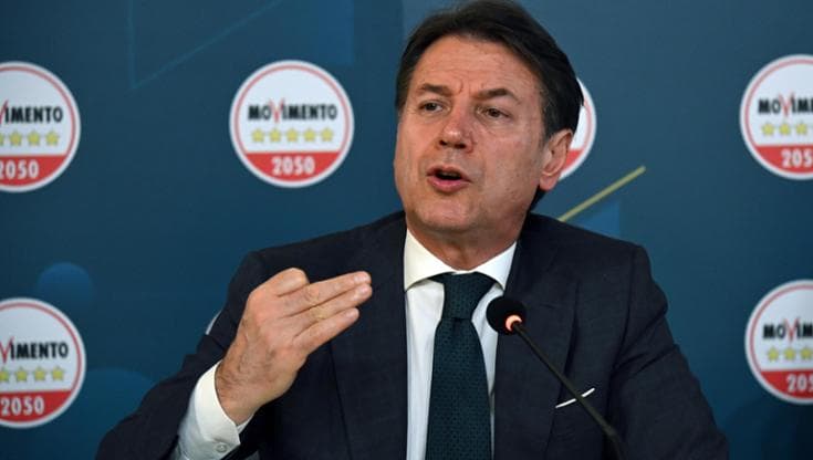 Copertina: Prima delle primarie, la vera sfida di Conte è l’identità