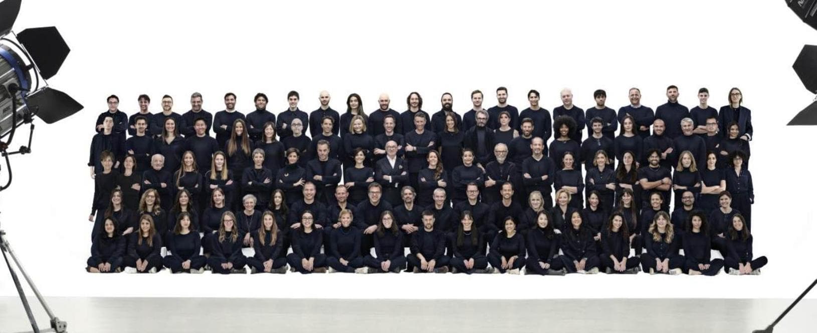 Piero Lissoni, al centro, con i suoi collaboratori per i quarant’anni dello studio (foto Veronica Gaido)