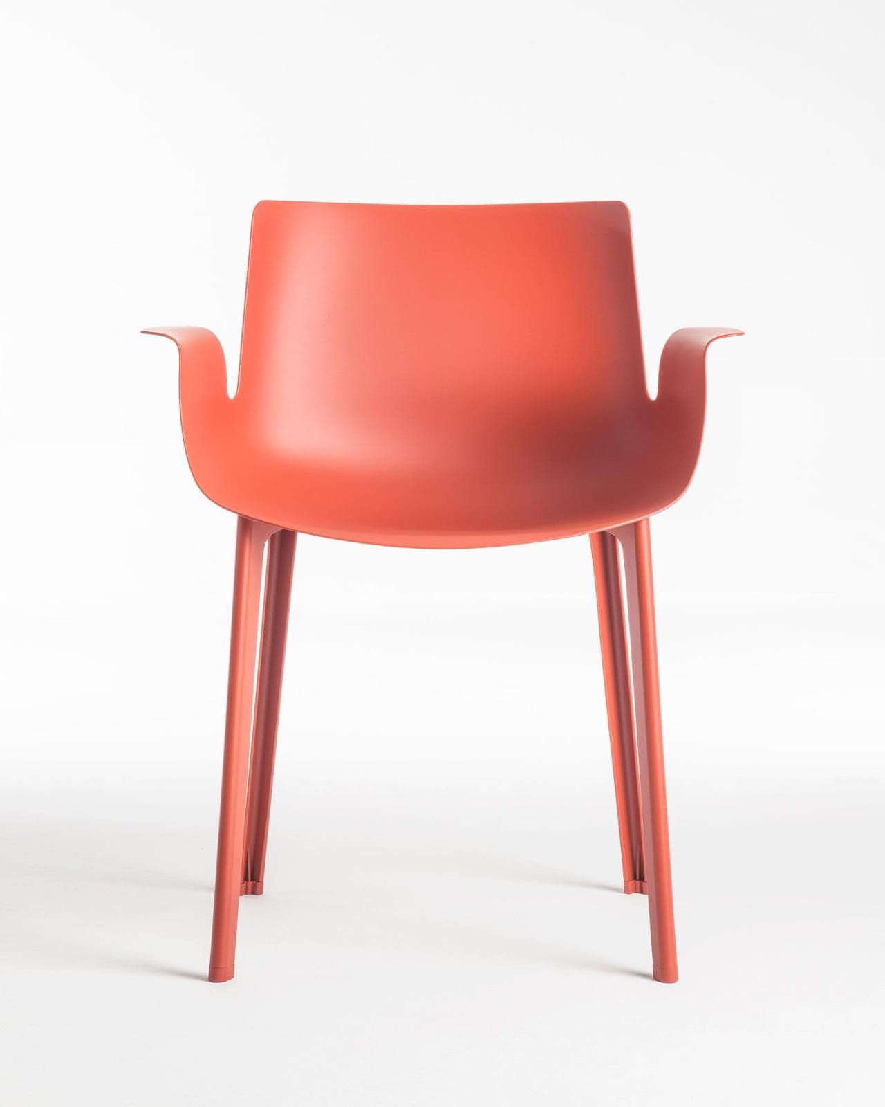 La sedia Piuma per Kartell, del 2014. Appena 2 millimetri di spessore per 2,2 chili di peso
