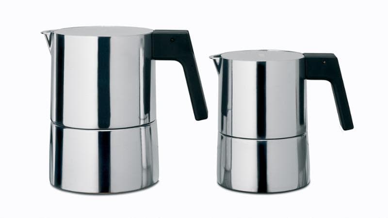 Pina,&nbsp;una caffettiera dall&rsquo;essenzialit&agrave; scultorea. &Egrave;&nbsp;il primo progetto di&nbsp;Lissoni&nbsp;per Alessi, del 2006
