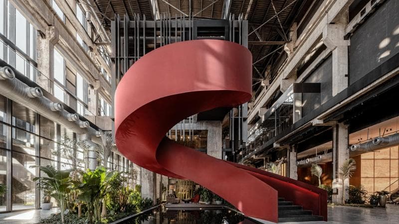 L&rsquo;hotel Shangri-La Shougang Park, del 2022, rigenera un&rsquo;ex area industriale di Pechino
