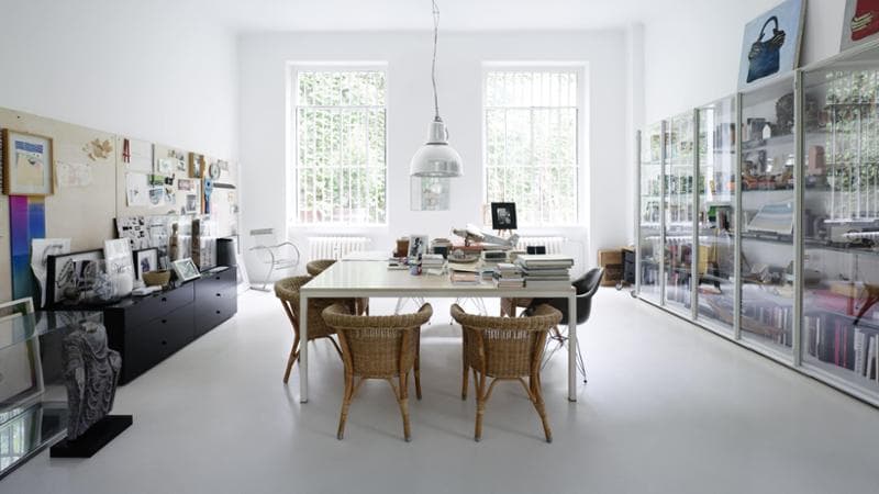 La stanza di Piero Lissoni nello studio di via Goito, a Milano, ricavato in un ex atelier di stampa della seta (foto Tommaso Sartori)