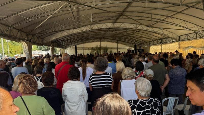Il tendone di Pescara del Tronto dove il cardinal Zuppi ha tenuto messa stamattina (foto di Alessia Candito)