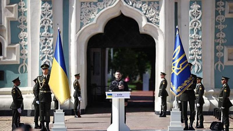 Copertina: Zelensky: “Non ci arrendiamo”. Ecco perché è importante la festa dell’indipendenza, anche sotto le…