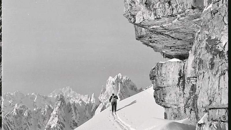 Uno sguardo alle condizioni della montagna, prima di attaccare la Cima Grande di Lavaredo. Foto Luigi Dematteis © Famiglia Dematteis