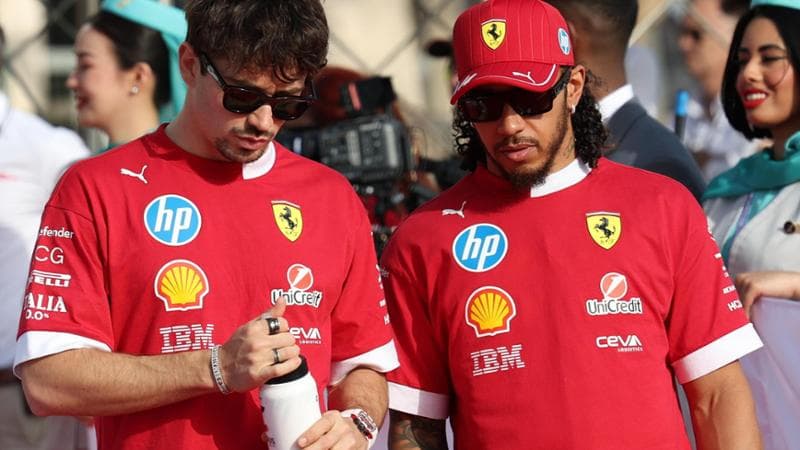 Charles Leclerc con Lewis Hamilton