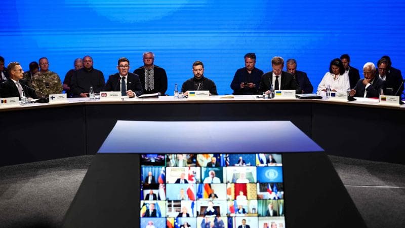 Copertina: La Ue a Kiev sotto le bombe nel giorno dell’indipendenza: “Soldi e missili contro Putin”