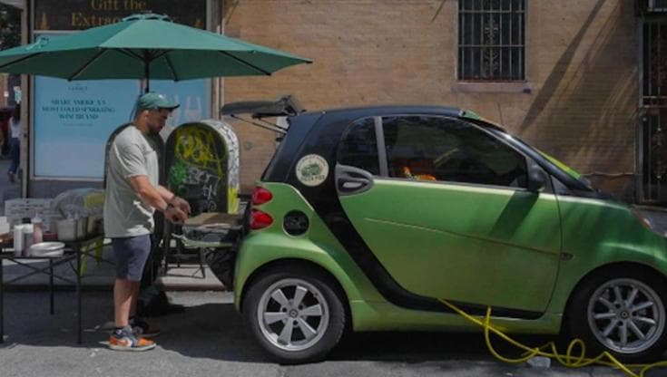 "Sono stato licenziato, ora ho una pizzeria dentro una Smart a New York"