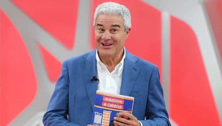 Pino Insegno, 66 anni, conduce "Reazione a catena" su Rai 1