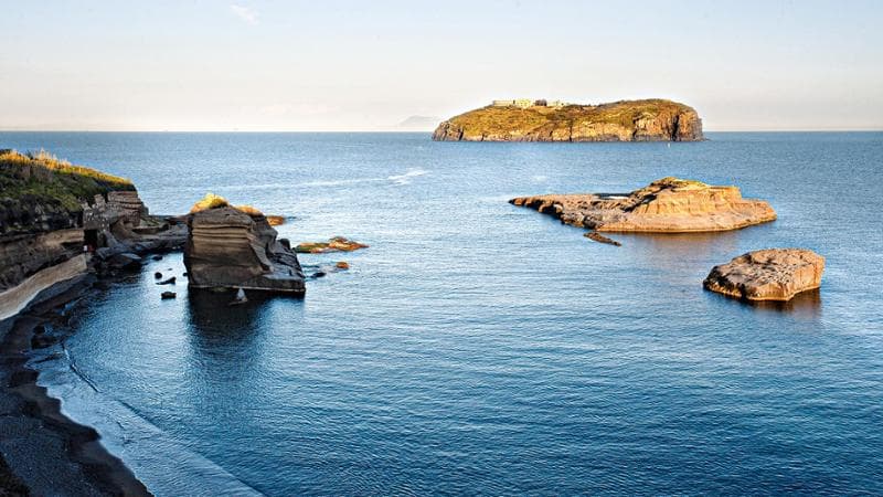 L&rsquo;isola di Santo Stefano vista da Cala Nave a Ventotene
