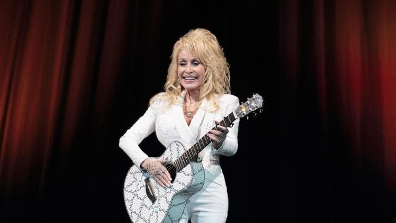 Dolly Parton, è morta a 80 anni la leggenda del country. Sue “Jolene” e “I will always love you”