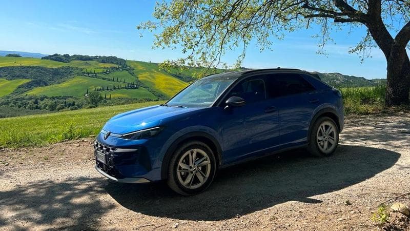 La nuova Volkswagen T-Roc 1.5 eTsi nel grande paesaggio toscano con consumi da utilitaria