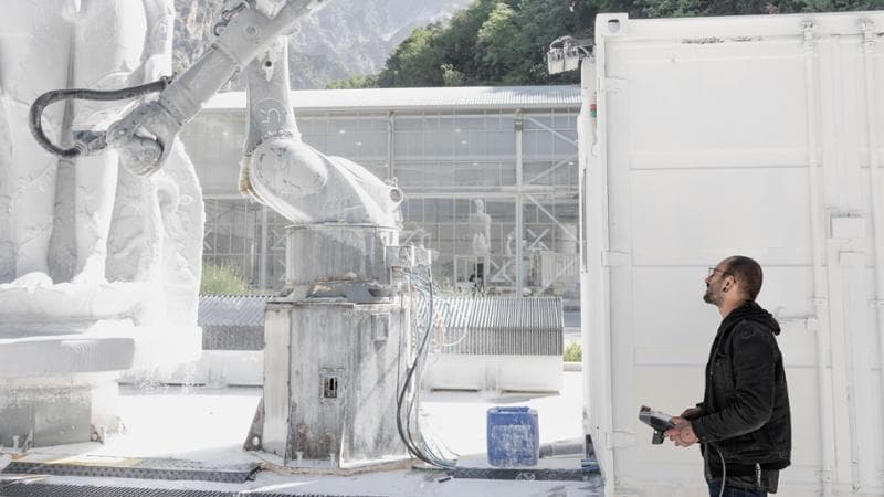 Michele Basaldella, tecnico specializzato, mentre guida il robot nella sede della Torart a Carrara. foto di Stefano Morelli