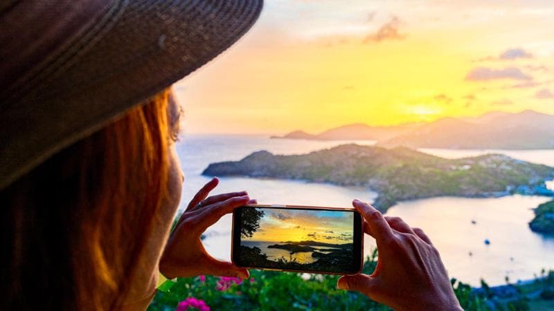 Vacanze, quattro viaggiatori su dieci scelgono mete turistiche per scattare foto e registrare video